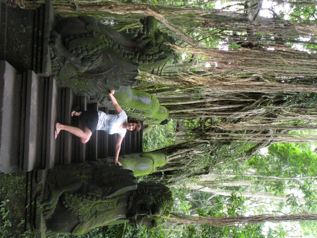 Schody s dračími sochami v Monkey Forest – Ubud, Bali