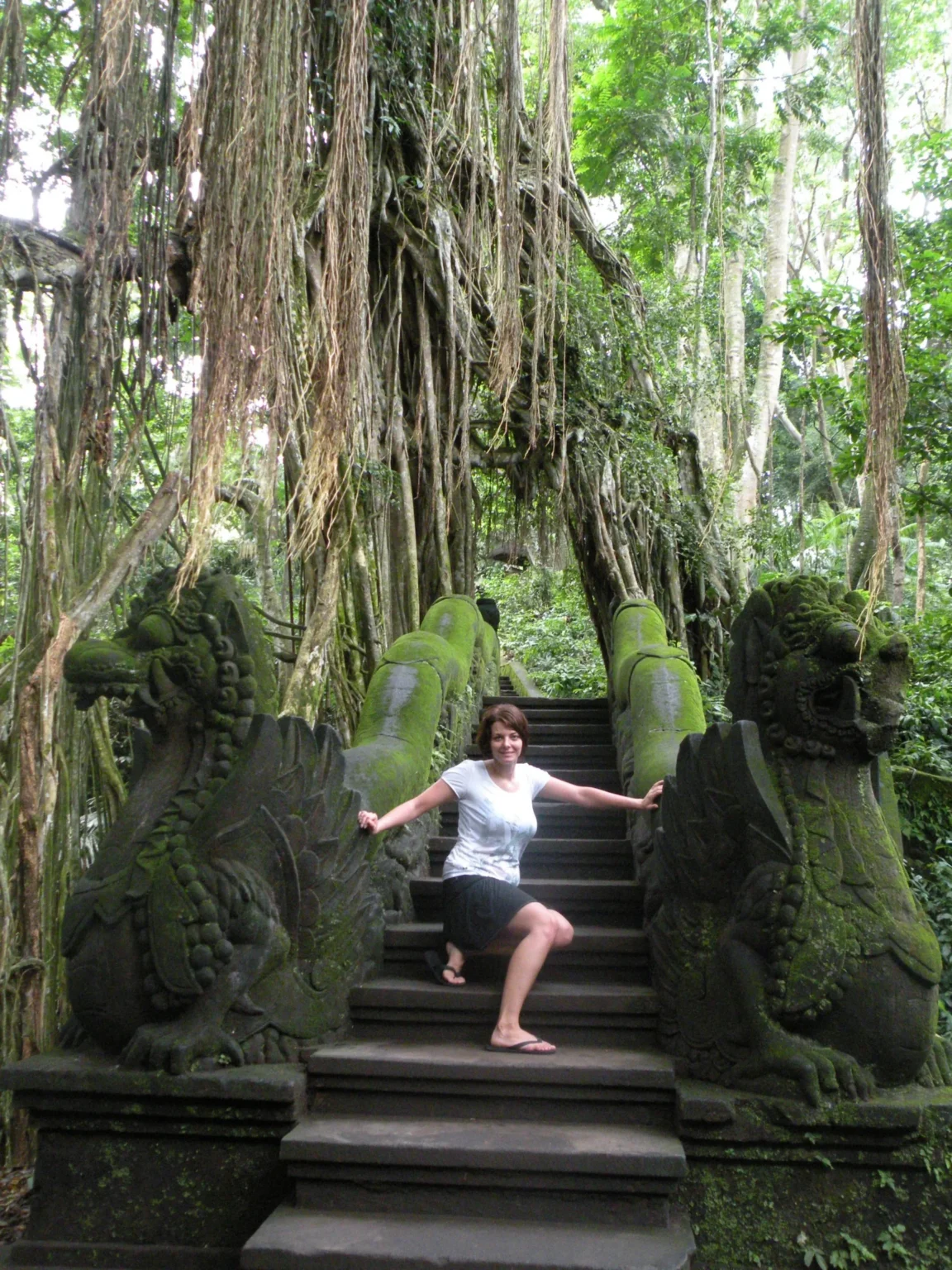 Erika na schodoch s dračími sochami v Monkey Forest – Ubud, Bali