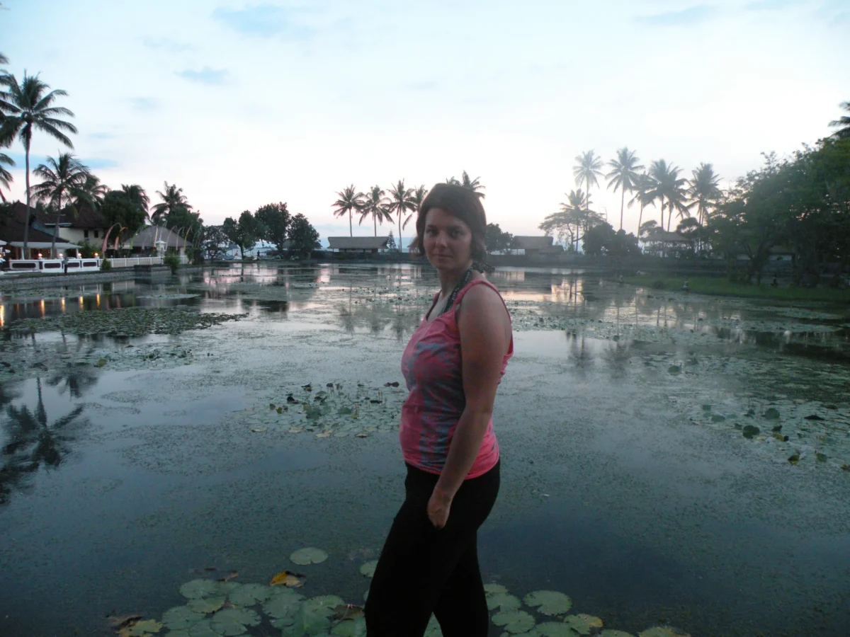 Erika pri lotosovom jazierku – Candidasa, Bali