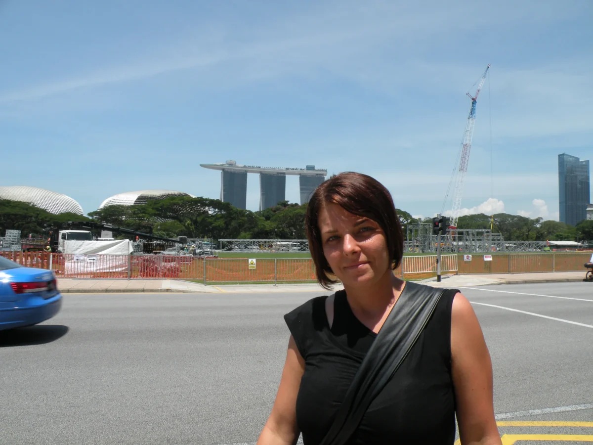 Erika pred rozostavaným Marina Bay Sands – Singapur