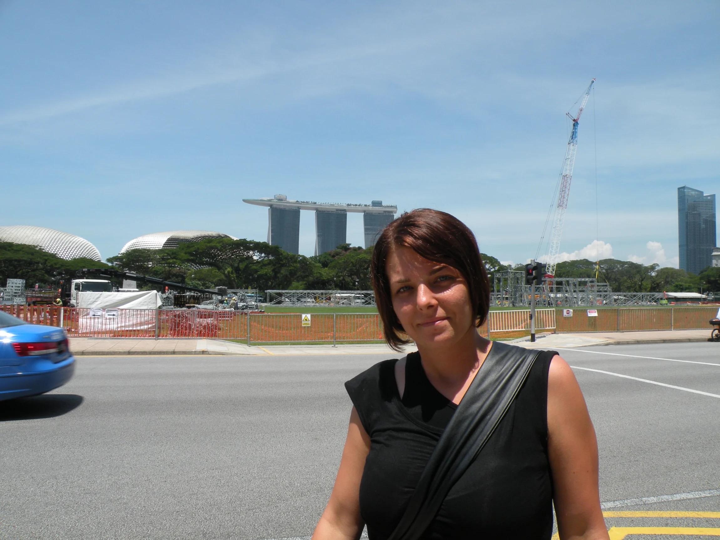 Erika pred rozostavaným Marina Bay Sands – Singapur