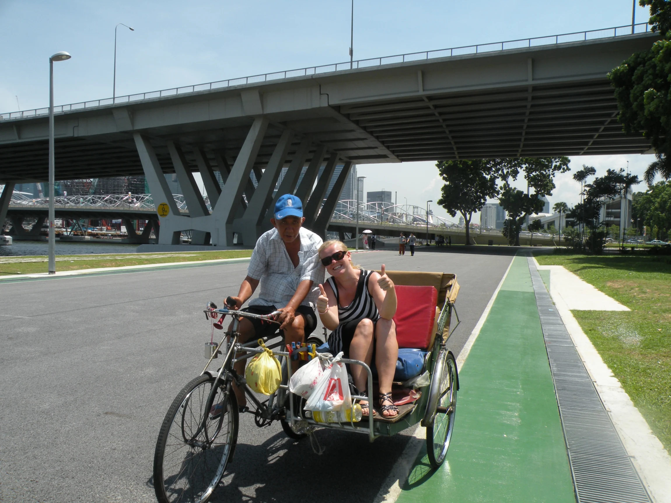 Rikša v uliciach – Singapur
