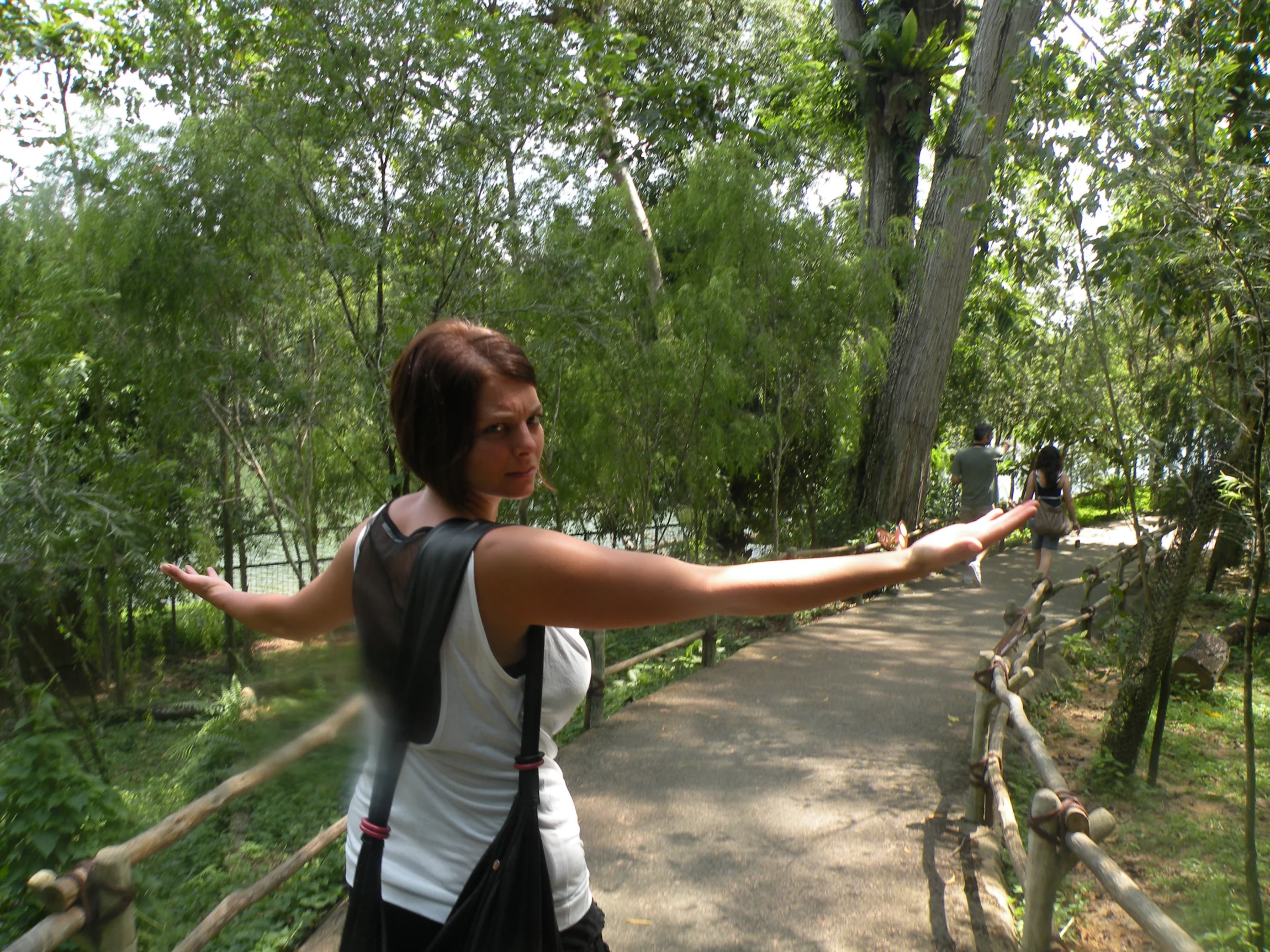 Erika v zeleni parku – Singapur