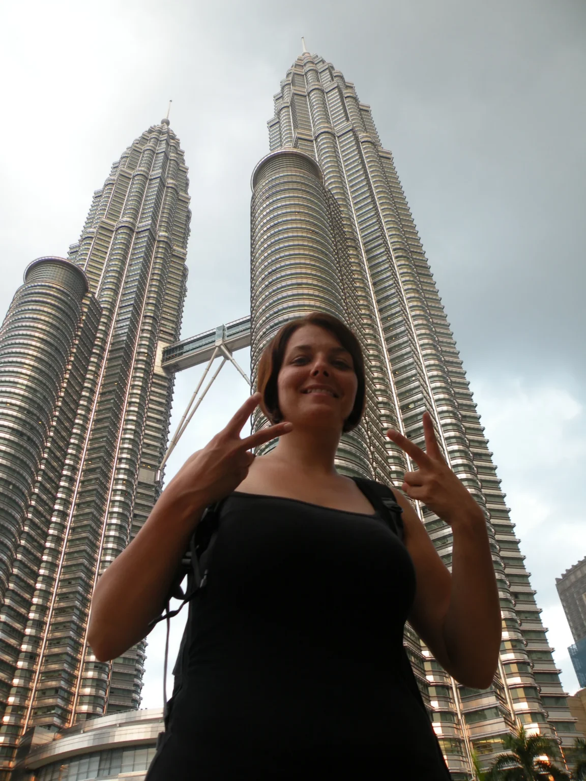 Erika pred vežami Petronas – Kuala Lumpur