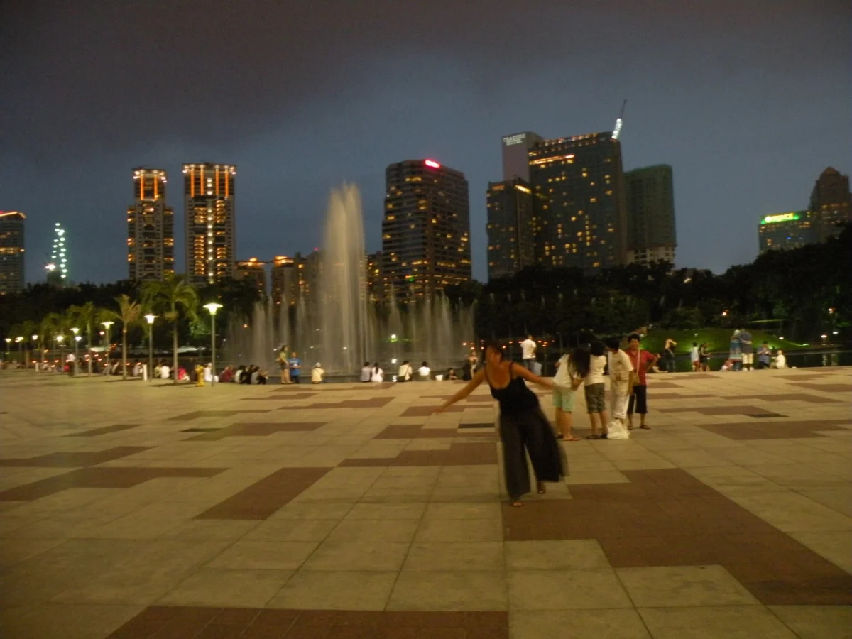 Nočná fontána pod Petronas Towers – Kuala Lumpur