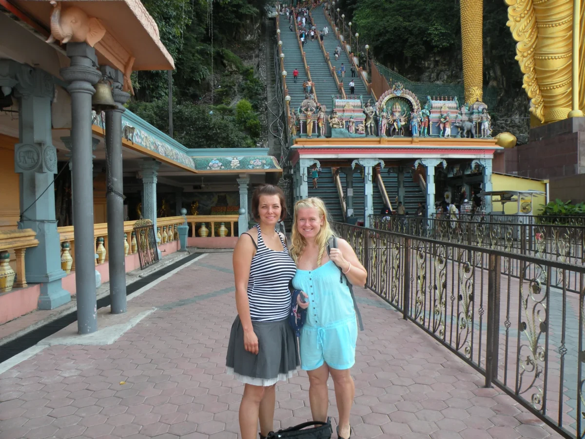 Pred farebným hinduistickým chrámom – Batu Caves, Malajzia