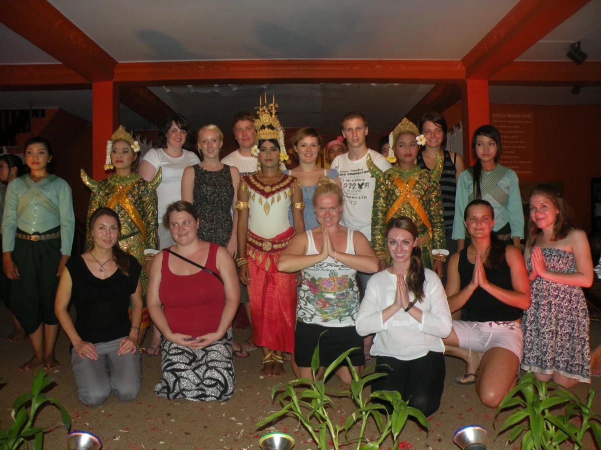 Naša GAP skupina s tradičnými tanečníkmi – Siem Reap