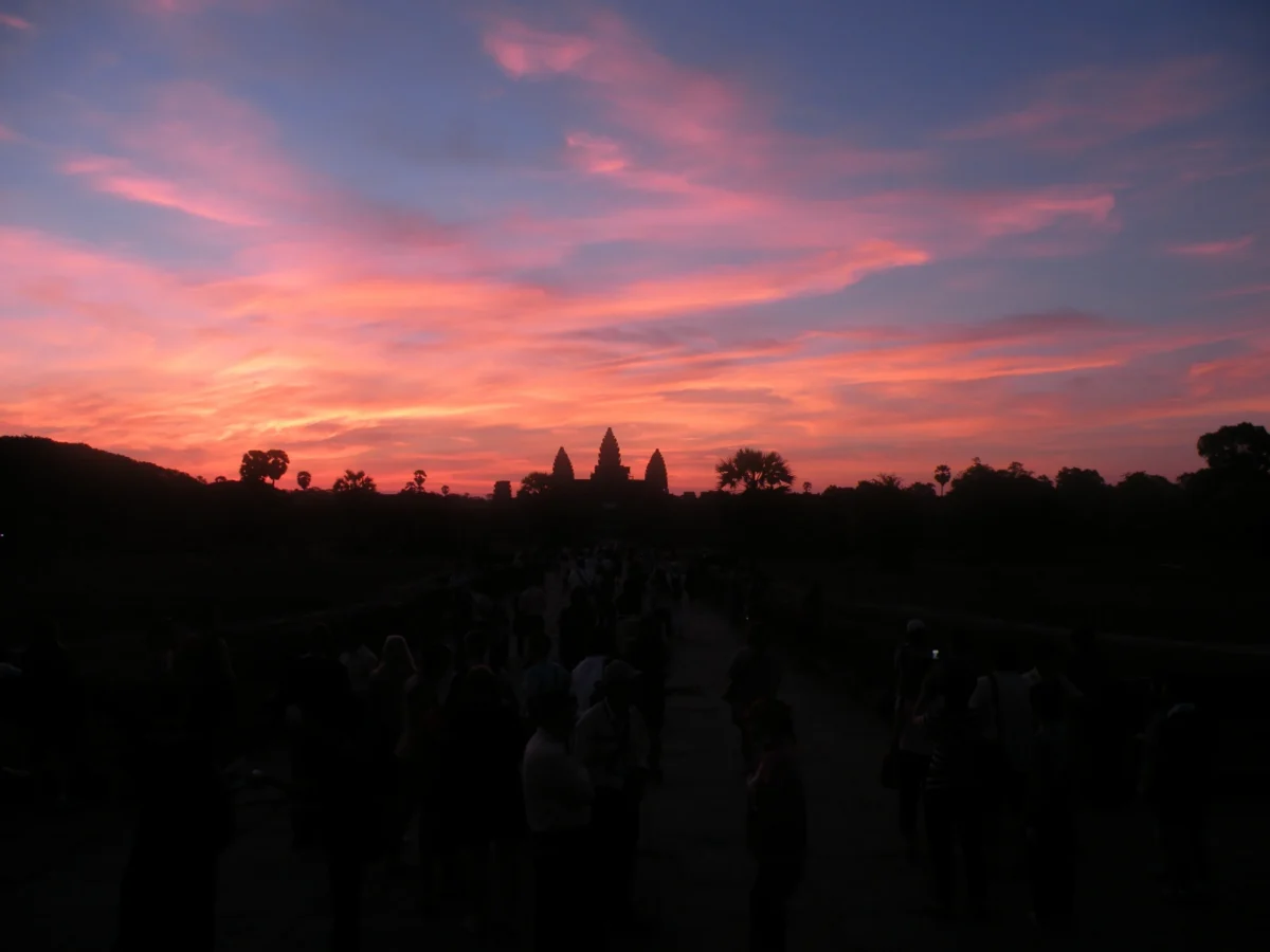 Silueta Angkor Watu pri východe slnka – Kambodža