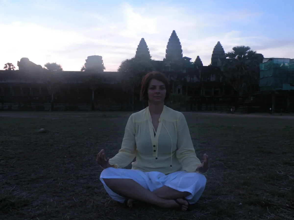 Erika pred chrámom Angkor Wat – Kambodža