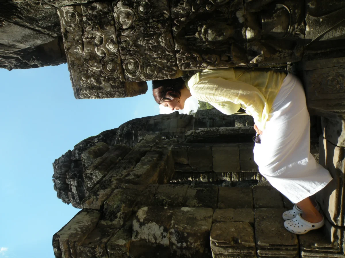 Erika v chrámovom okne – Angkor, Kambodža