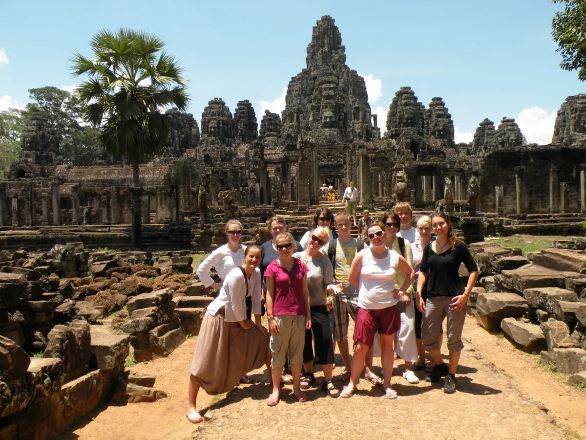 Skupina pred chrámom Bayon – Angkor, Kambodža