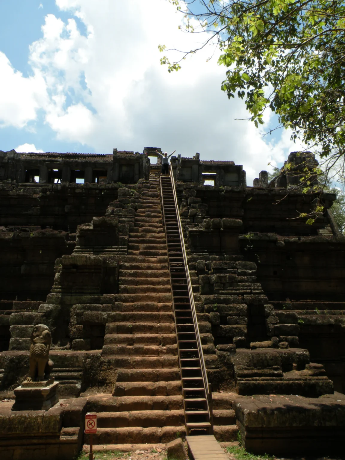Strmé schody chrámu – Angkor, Kambodža
