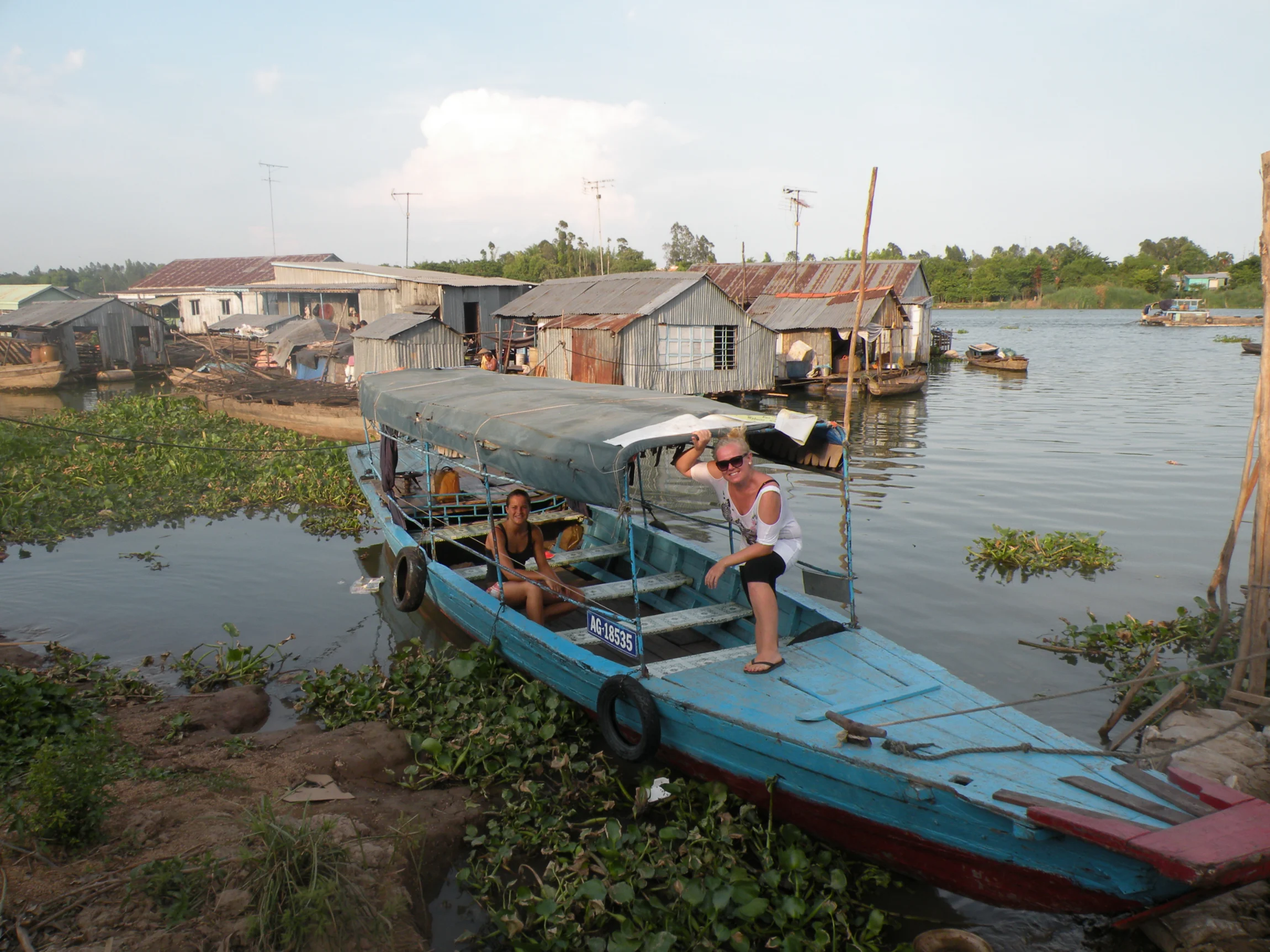 Loď v plávajúcej dedine na Mekongu – Vietnam