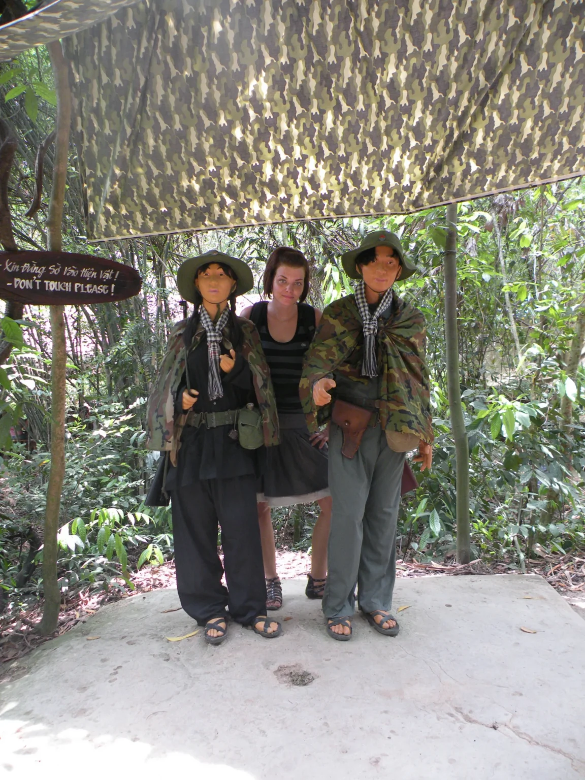 V tuneloch Cu Chi vo vojenskom oblečení – Vietnam