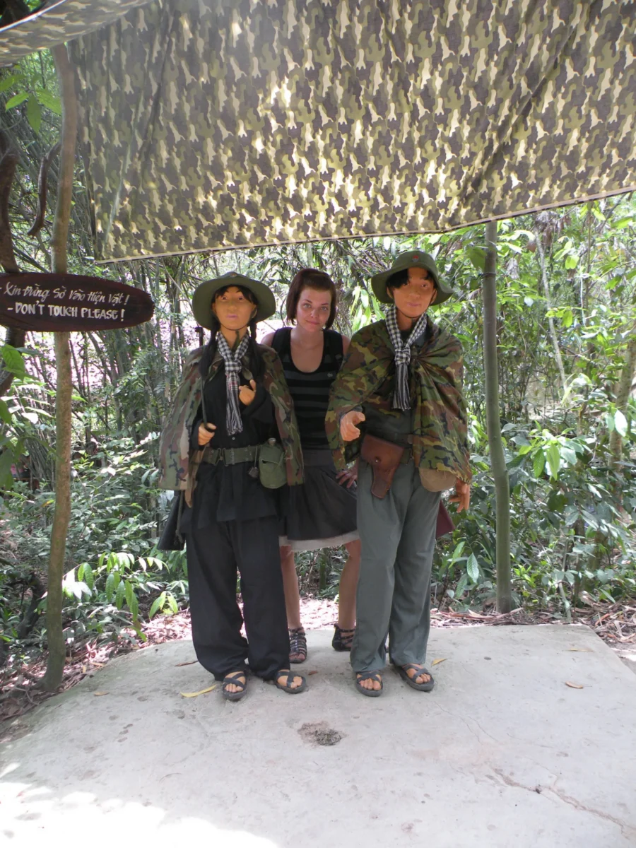 V tuneloch Cu Chi vo vojenskom oblečení – Vietnam