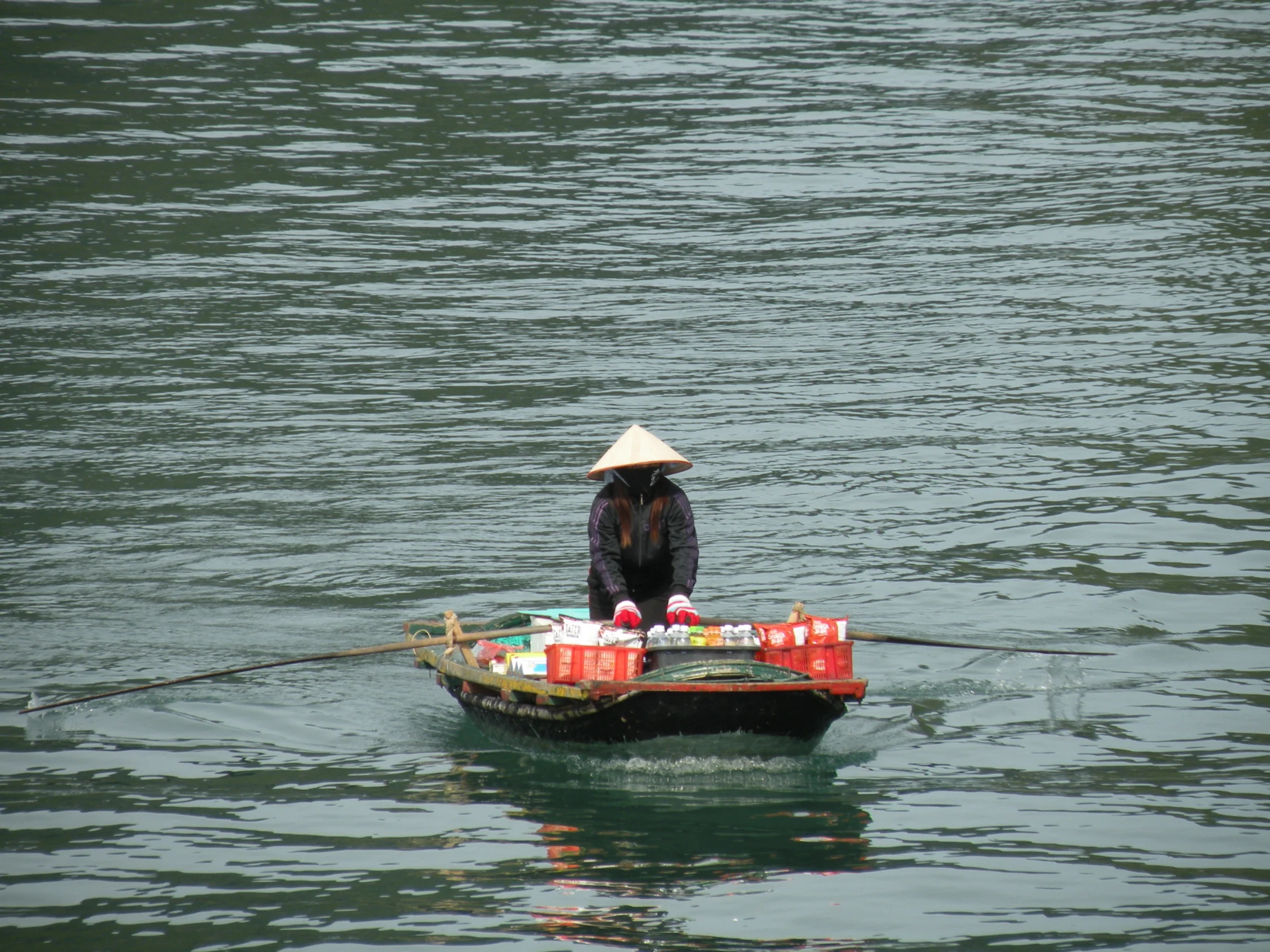 Predavačka na loďke – Halong Bay, Vietnam