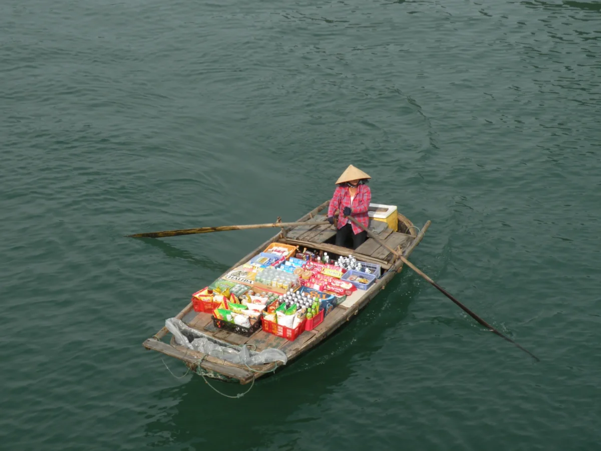 Plávajúci obchod na loďke – Halong Bay, Vietnam