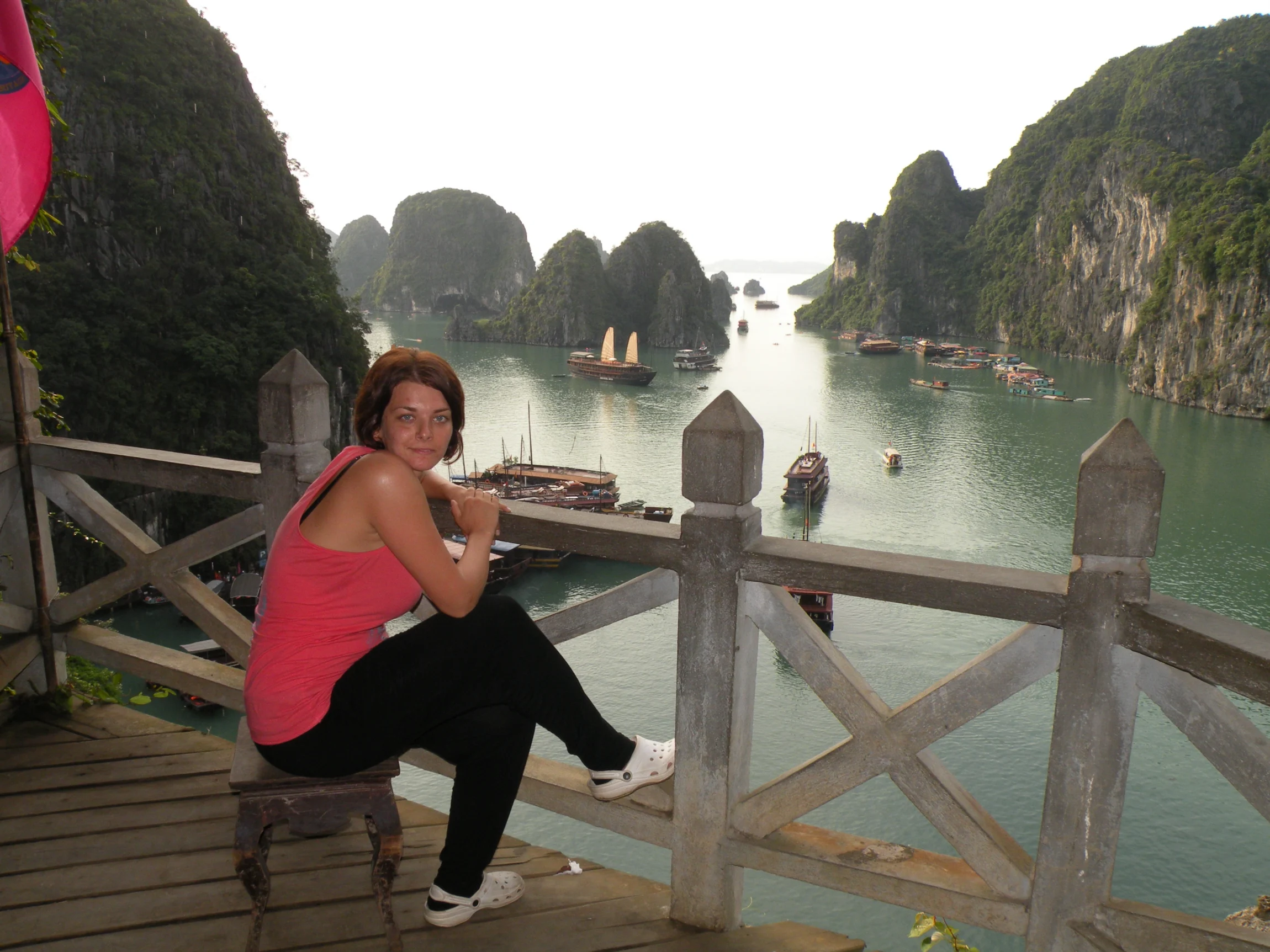 Erika na vyhliadke nad zátokou – Halong Bay, Vietnam