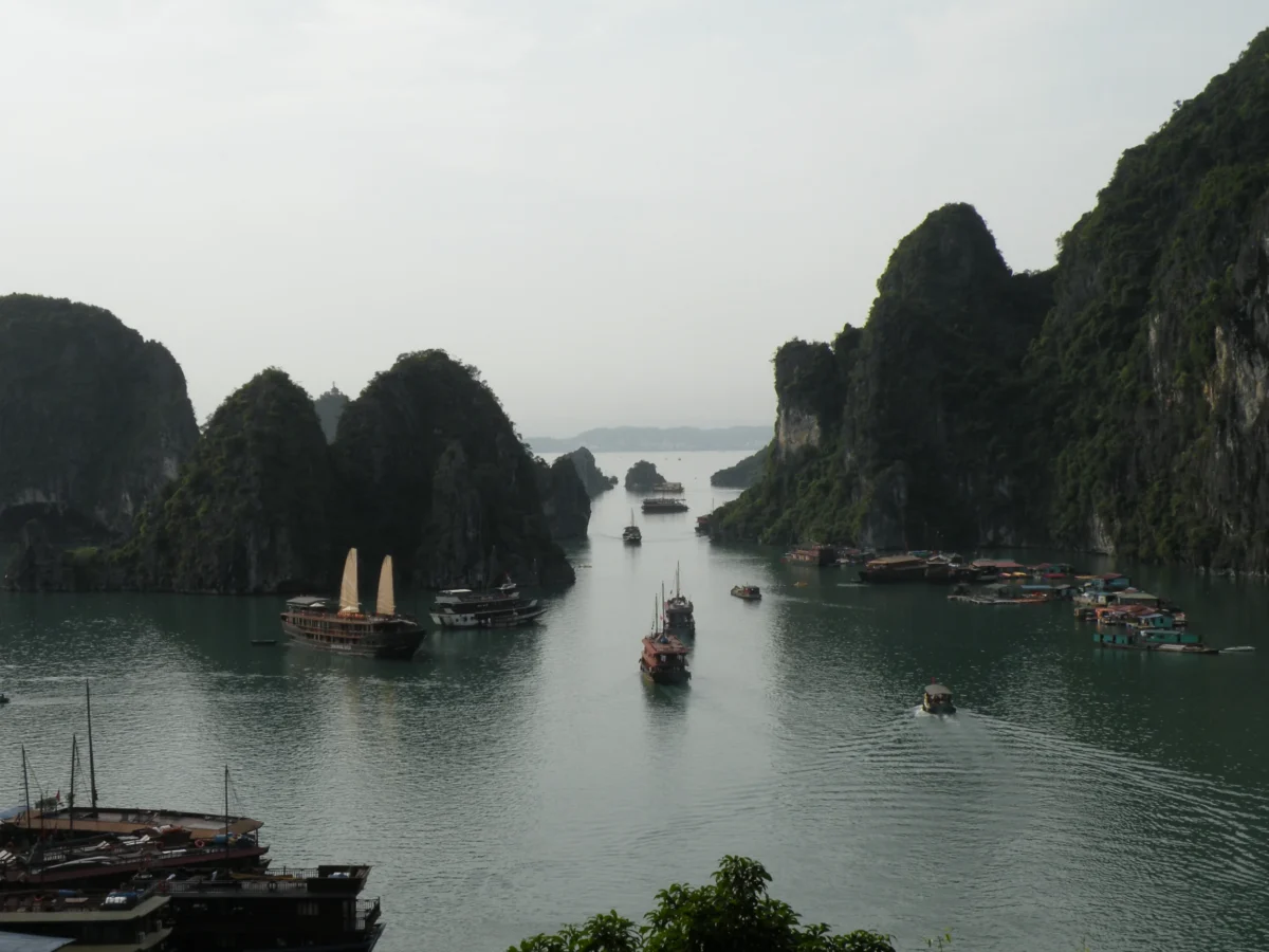 Vápencové ostrovčeky a lode – Halong Bay, Vietnam