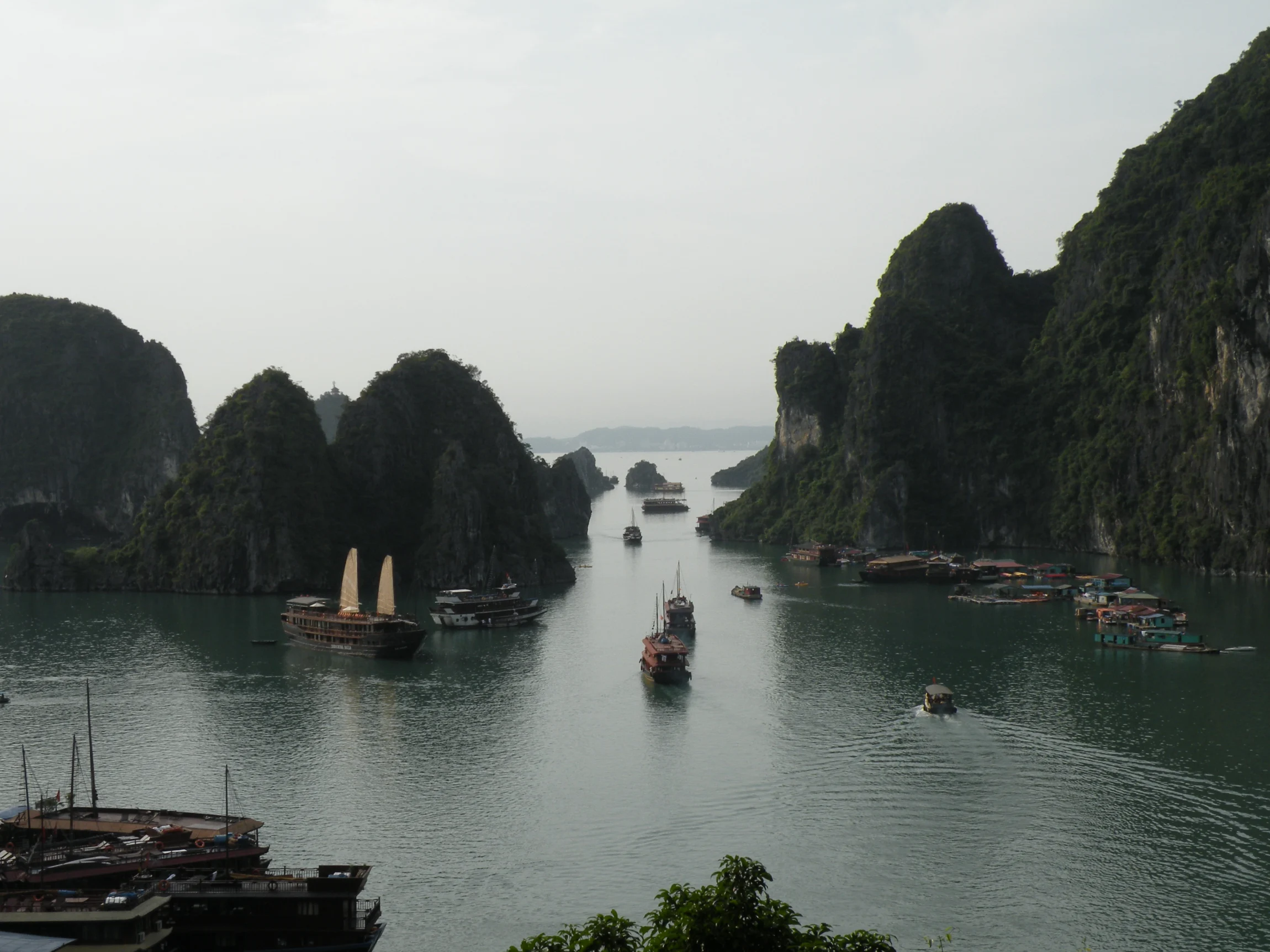 Vápencové ostrovčeky a lode – Halong Bay, Vietnam