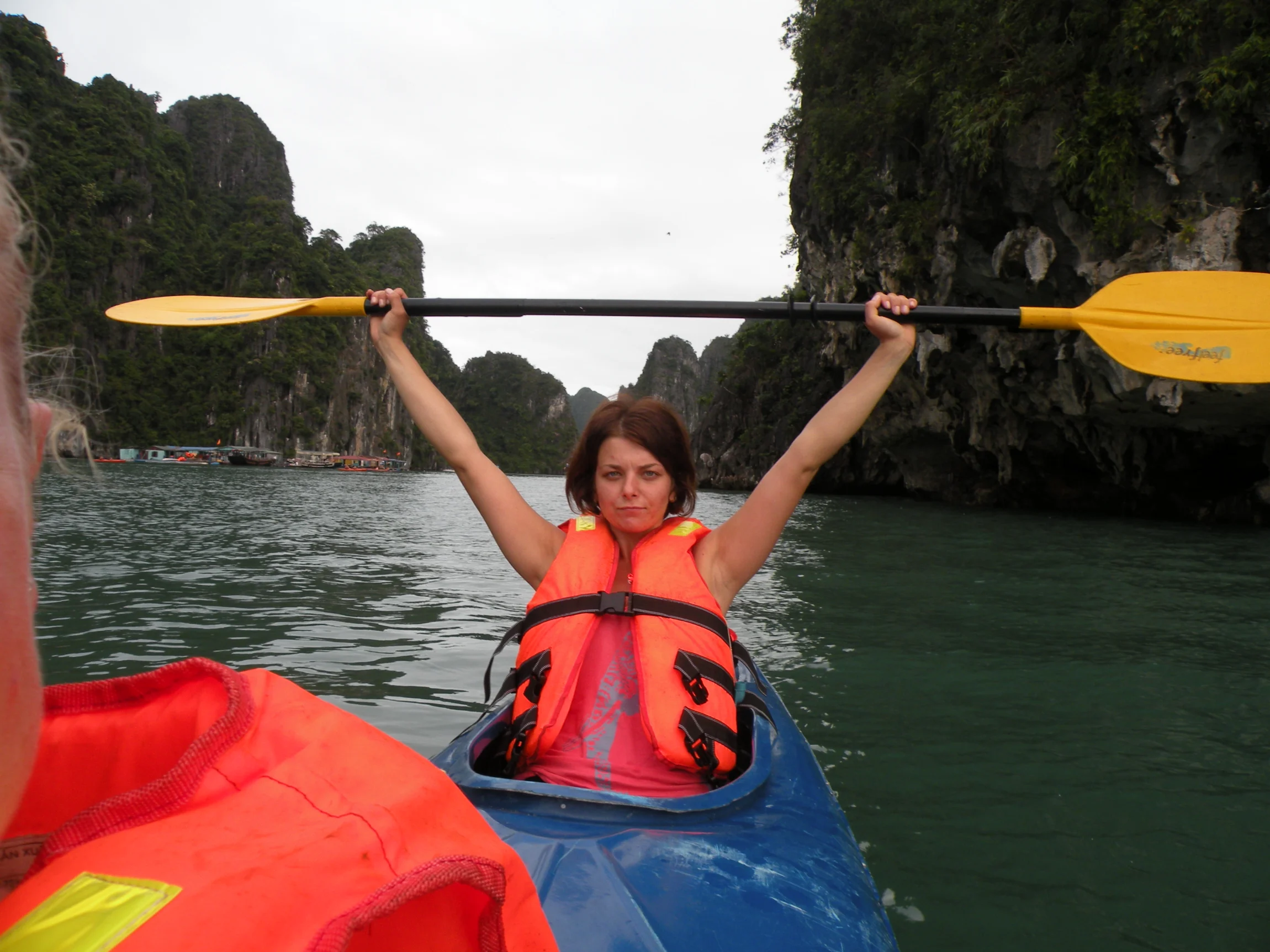 Erika na kajaku – Halong Bay, Vietnam