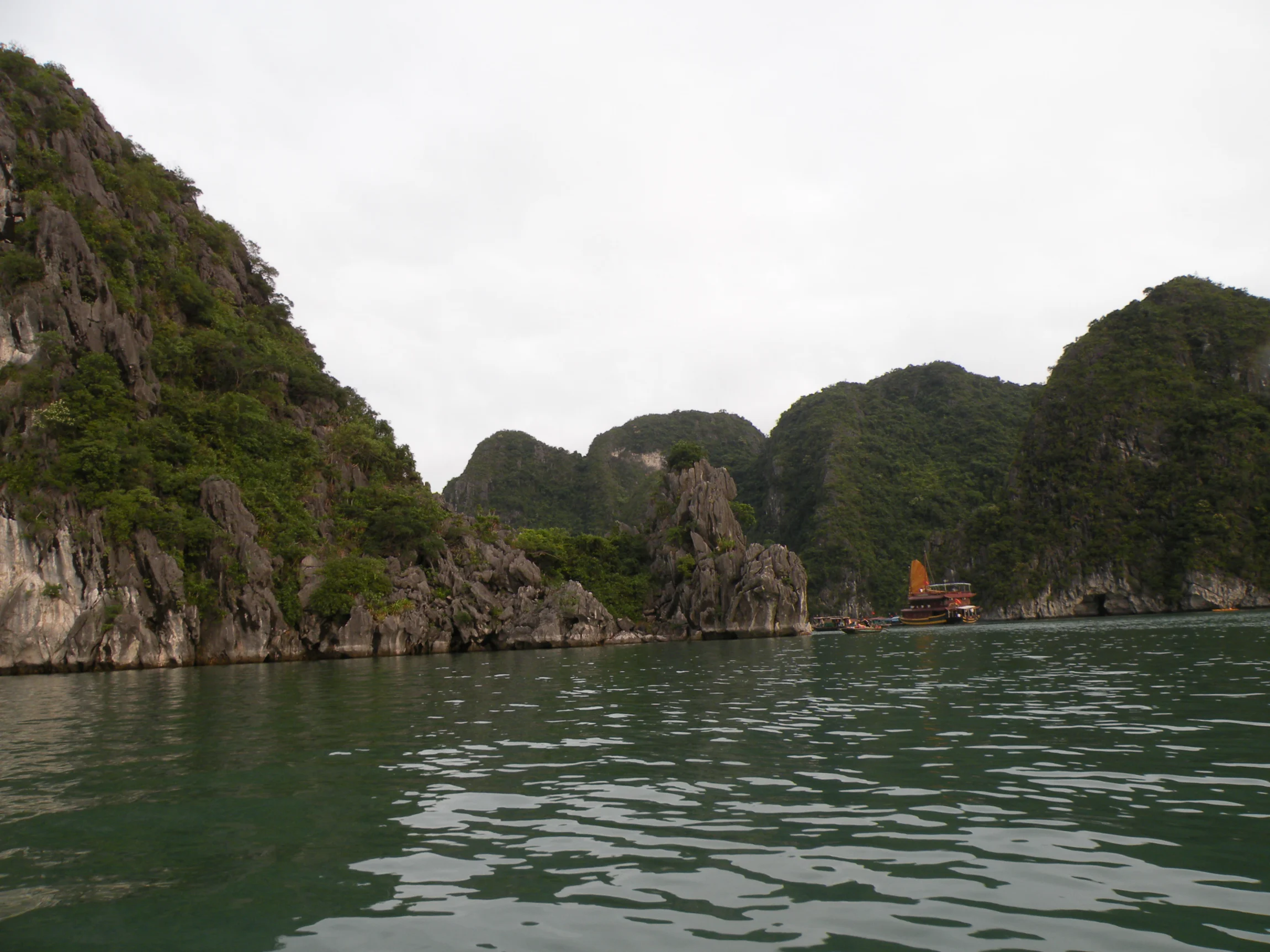 Vápencové skaly vystupujúce z mora – Halong Bay