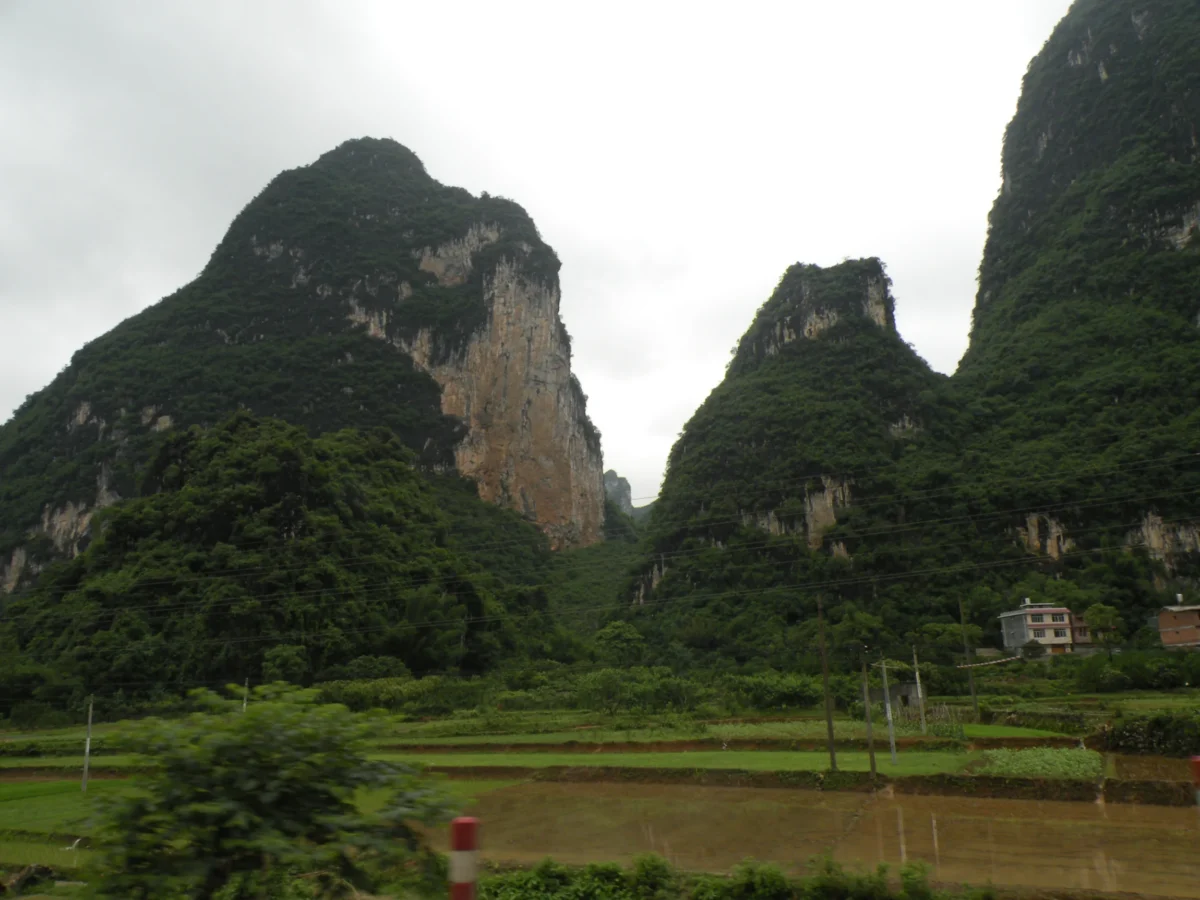Vápencové hory obklopujúce mesto – Yangshuo, Čína