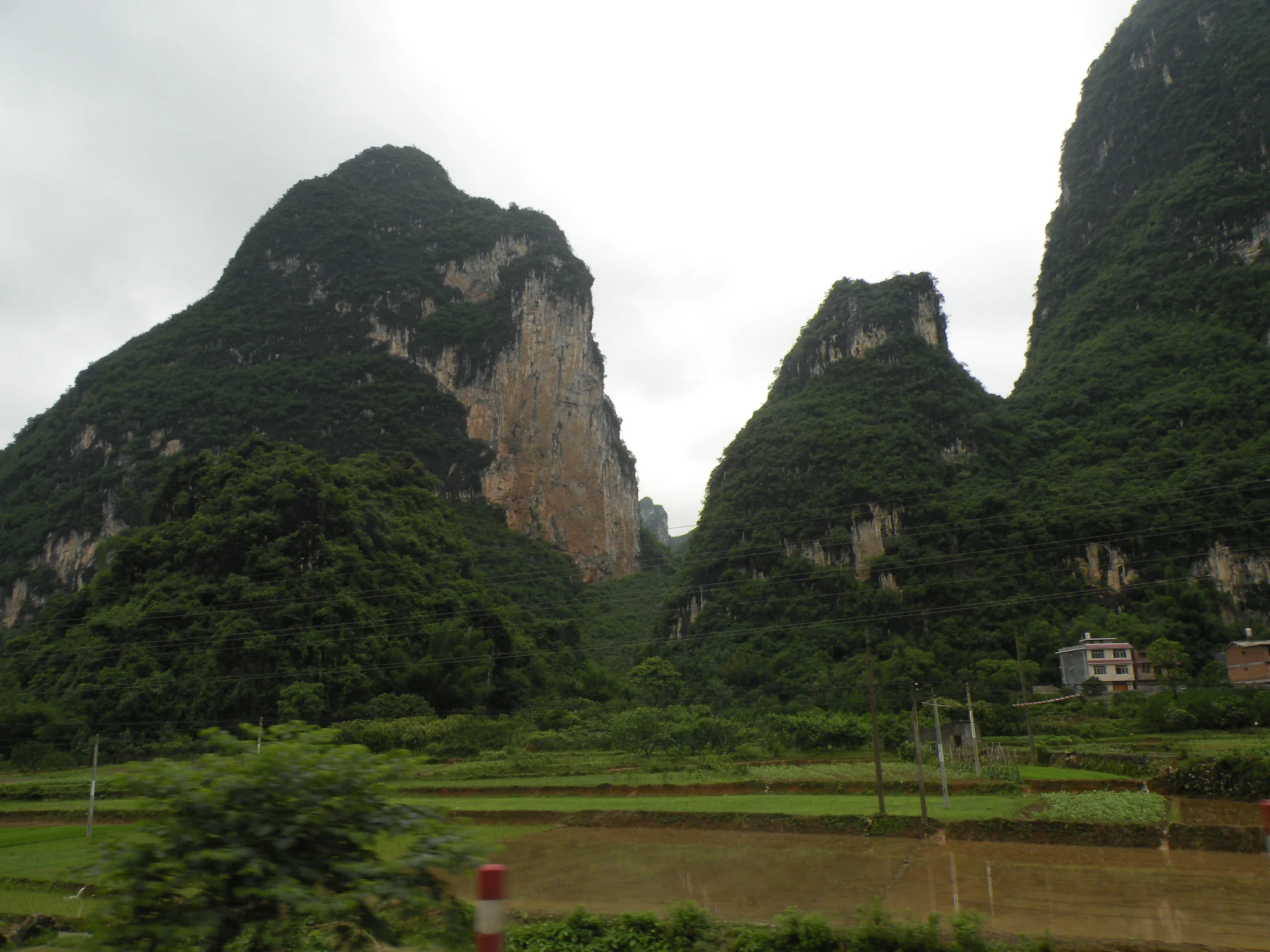 Vápencové hory obklopujúce mesto – Yangshuo, Čína