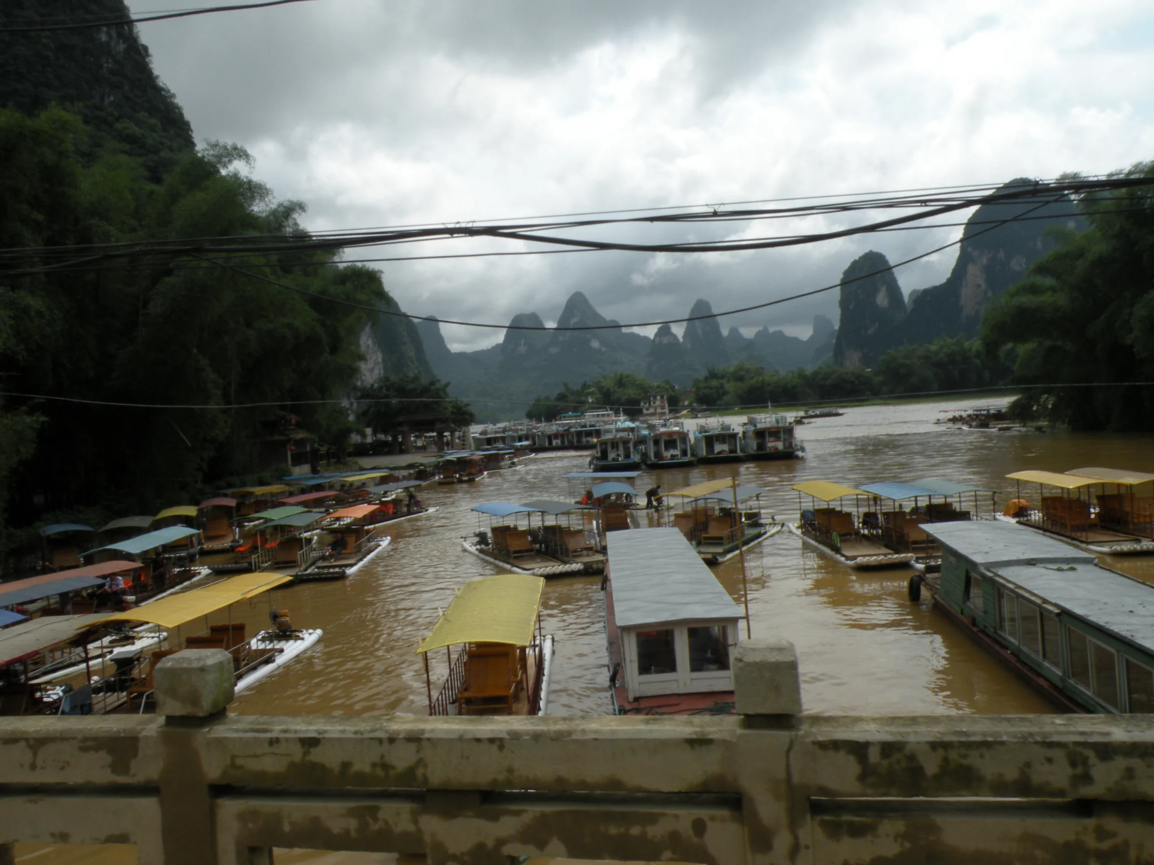 Prístav s bambusovými loďami na rieke Li – Yangshuo
