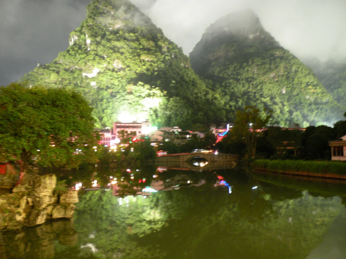 Večerný Yangshuo s lampiónmi – Čína