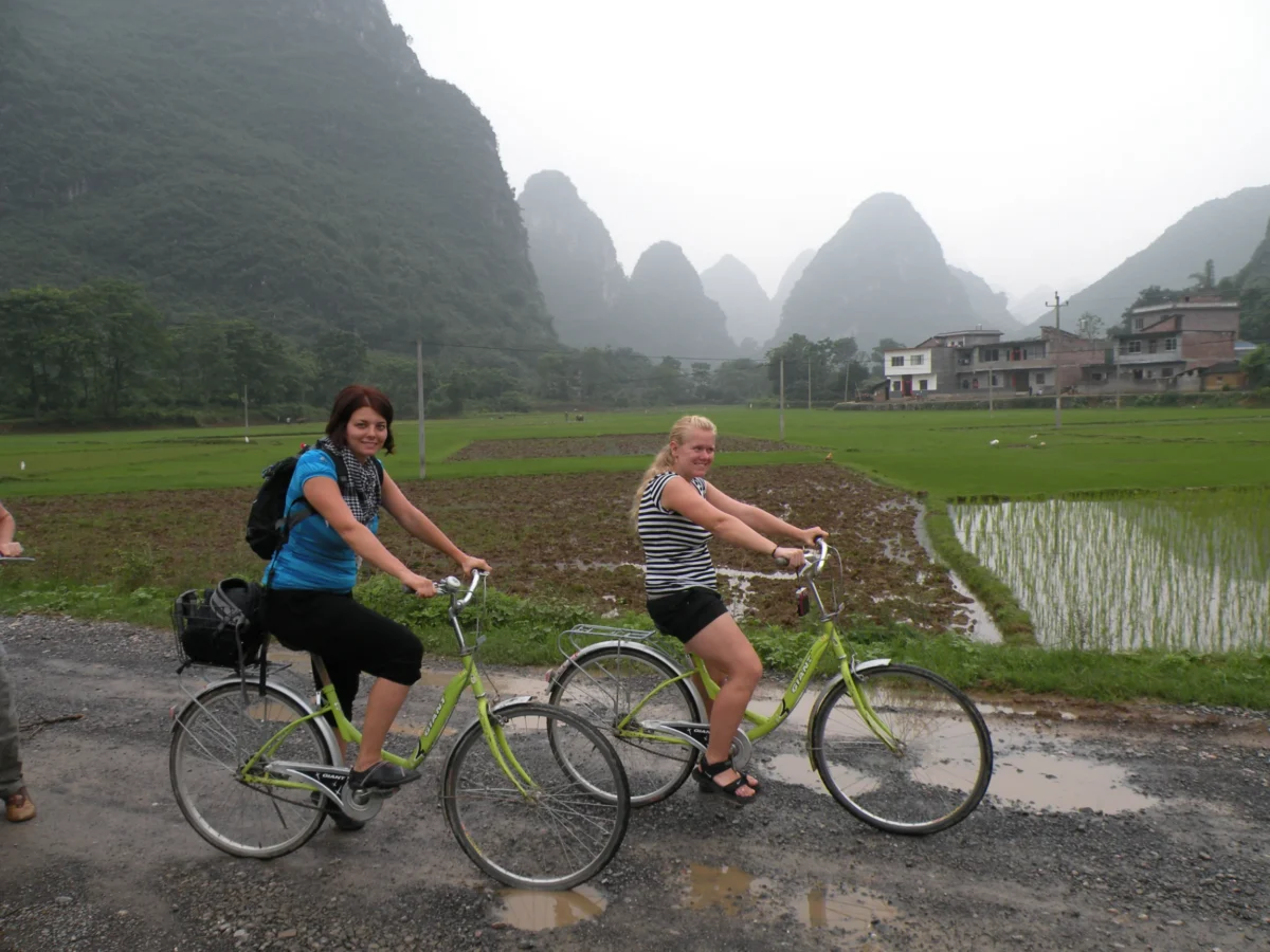 Bicyklovanie pomedzi ryžové polia – Yangshuo, Čína