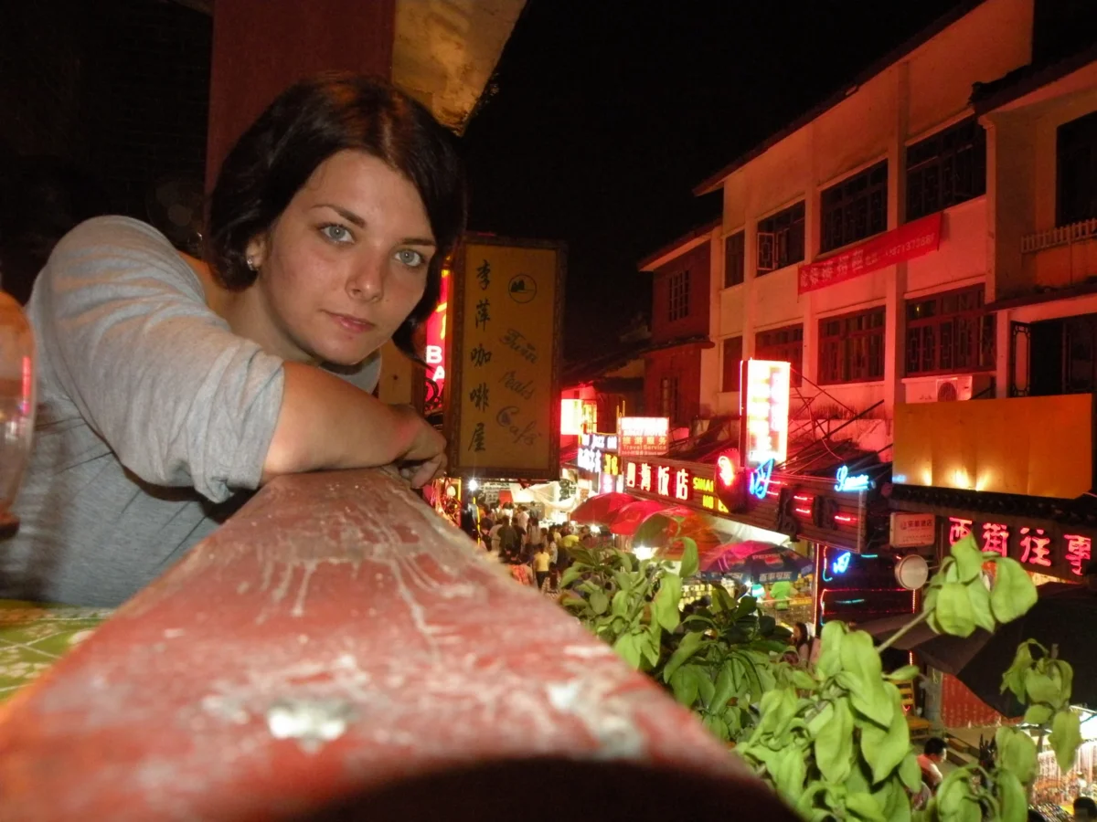 Erika na večernej West Street – Yangshuo, Čína