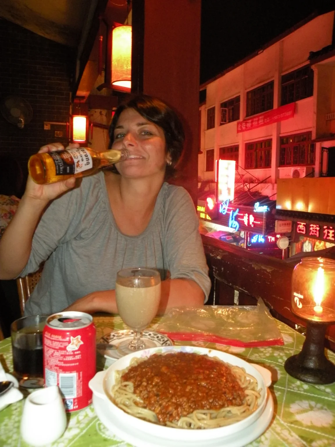 Erika na večeri na West Street – Yangshuo, Čína