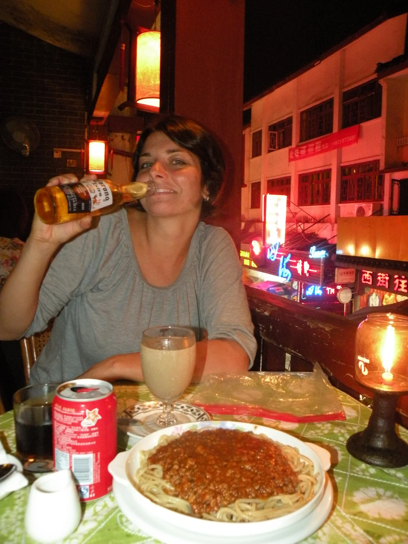 Erika na večeri na West Street – Yangshuo, Čína
