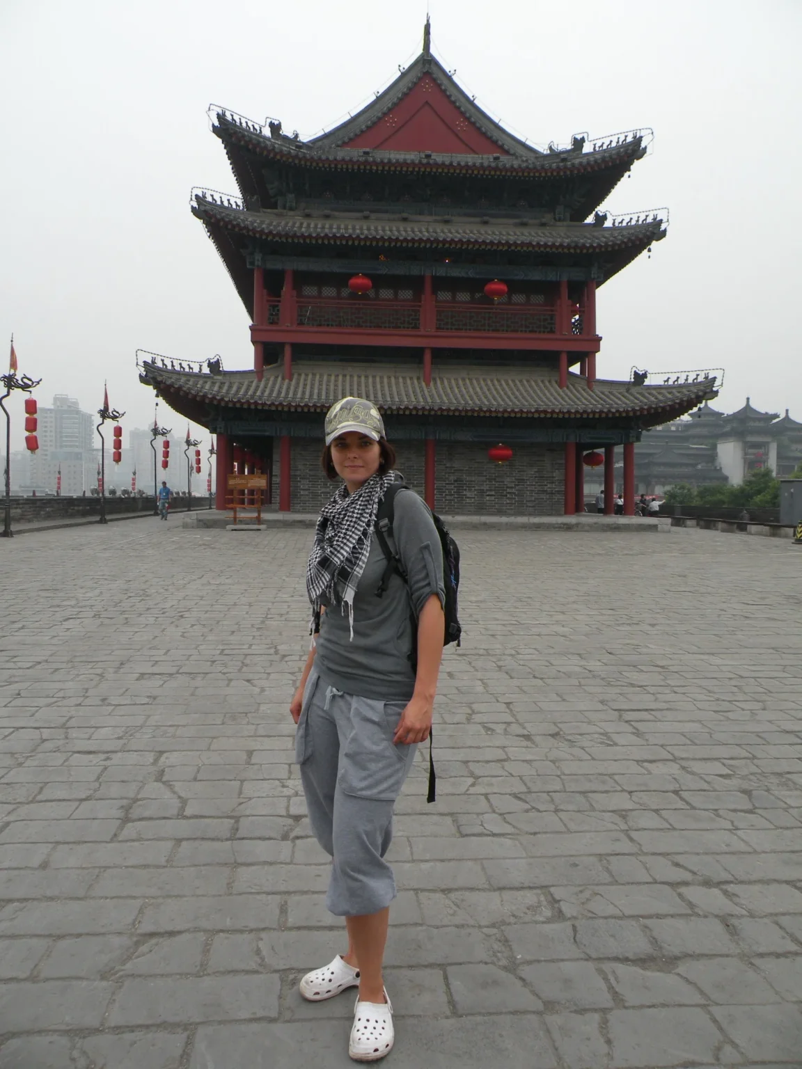 Erika pred bránou mestských hradieb – Xi’an, Čína
