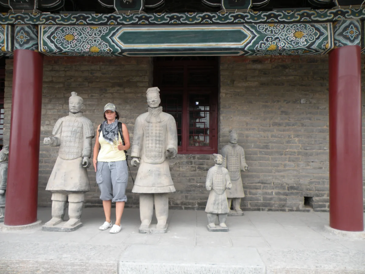 Erika s replikami terakotových vojakov – Xi’an, Čína