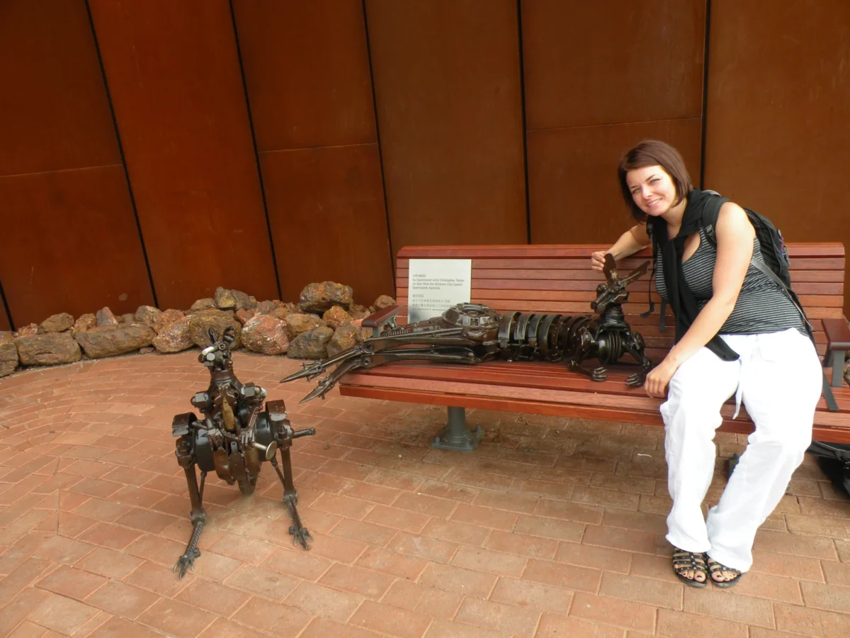 Erika so sochou na lavičke – EXPO 2010, Šanghaj