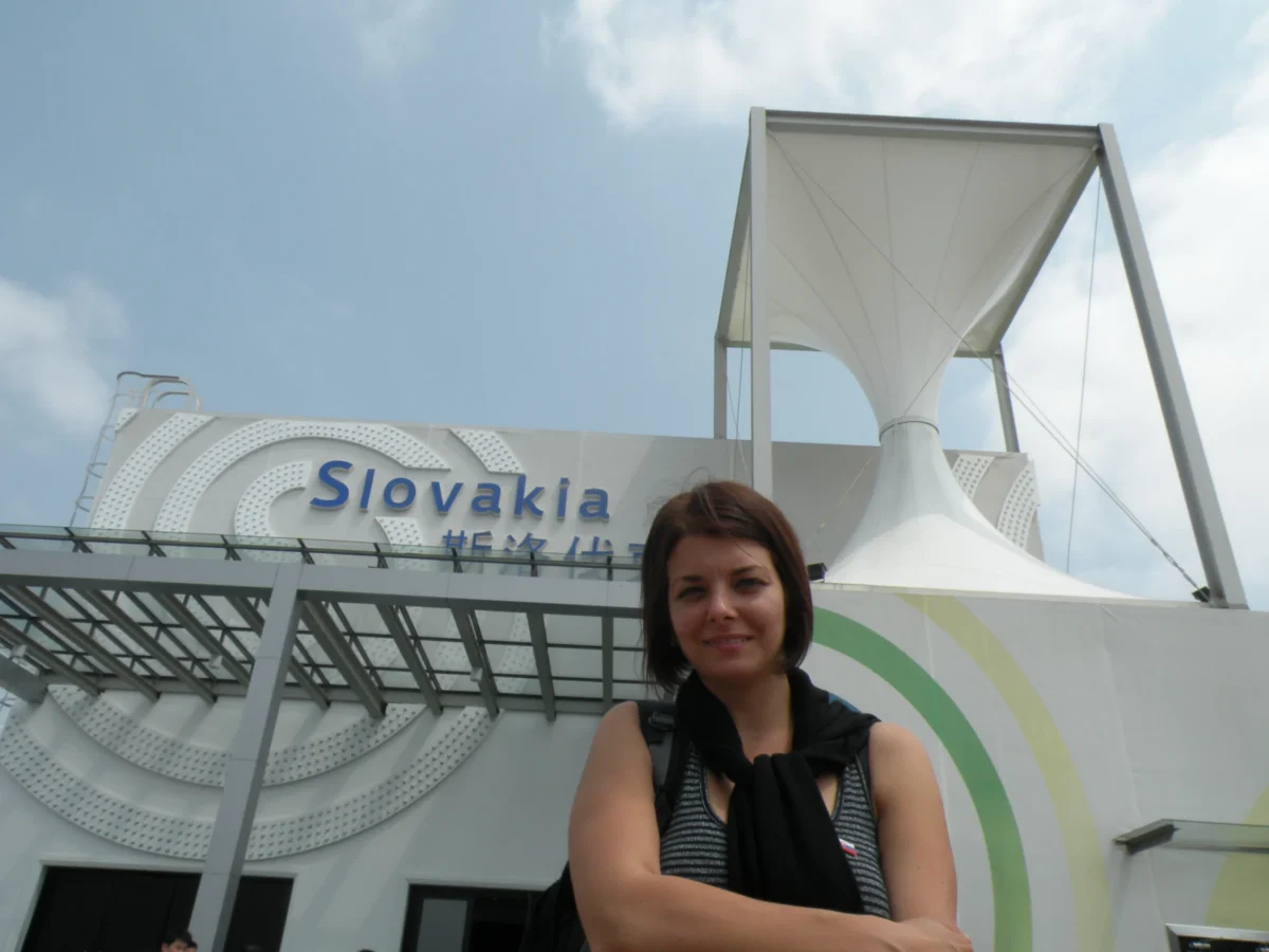 Erika pred slovenským pavilónom – EXPO 2010, Šanghaj