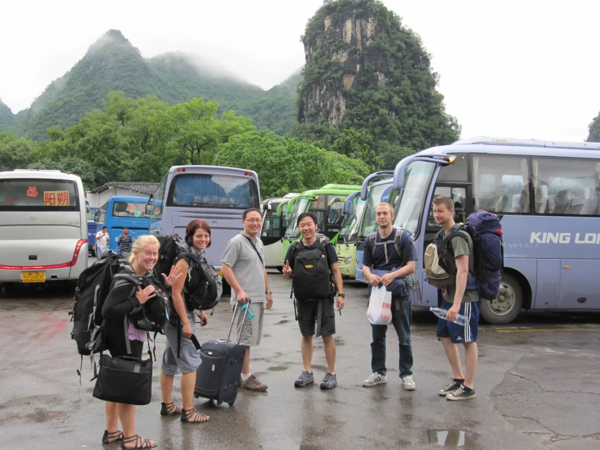 Skupina pri autobusoch – Yangshuo, Čína