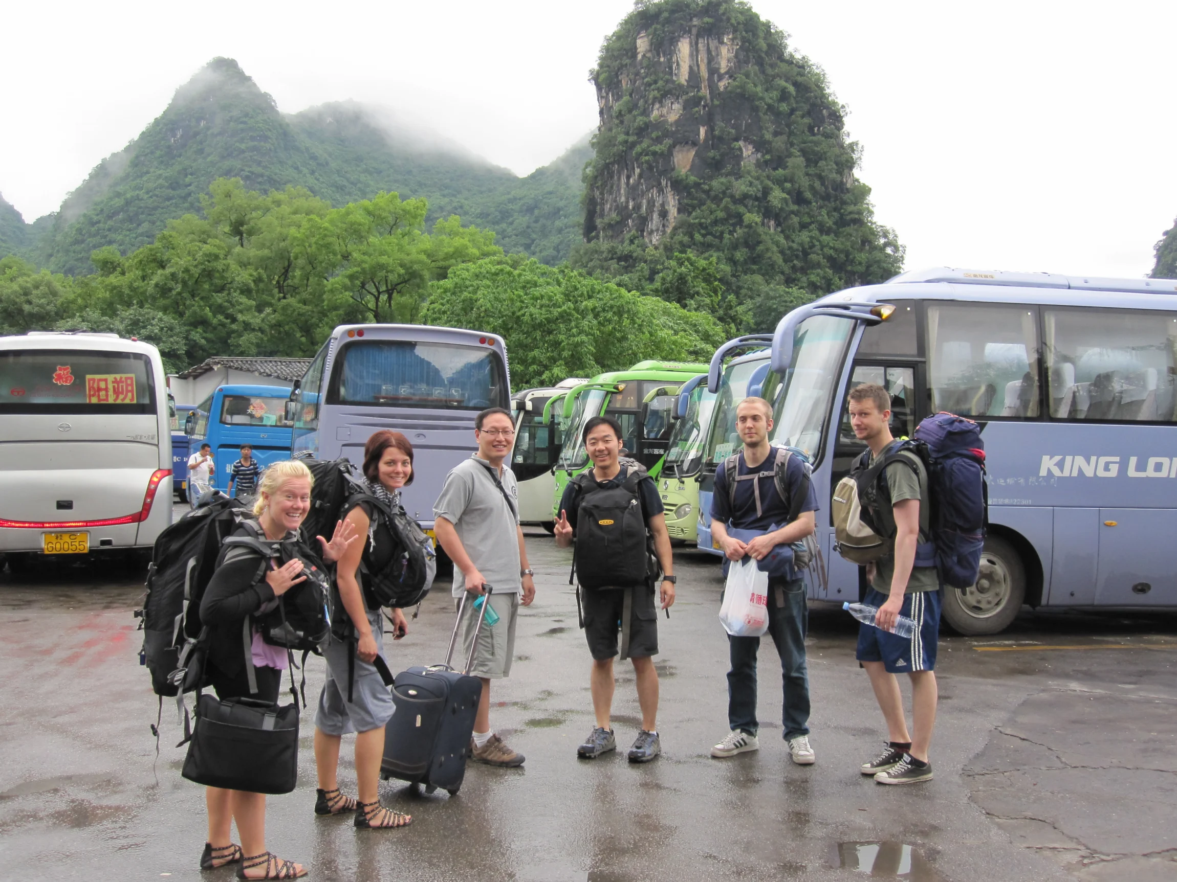 Skupina pri autobusoch – Yangshuo, Čína