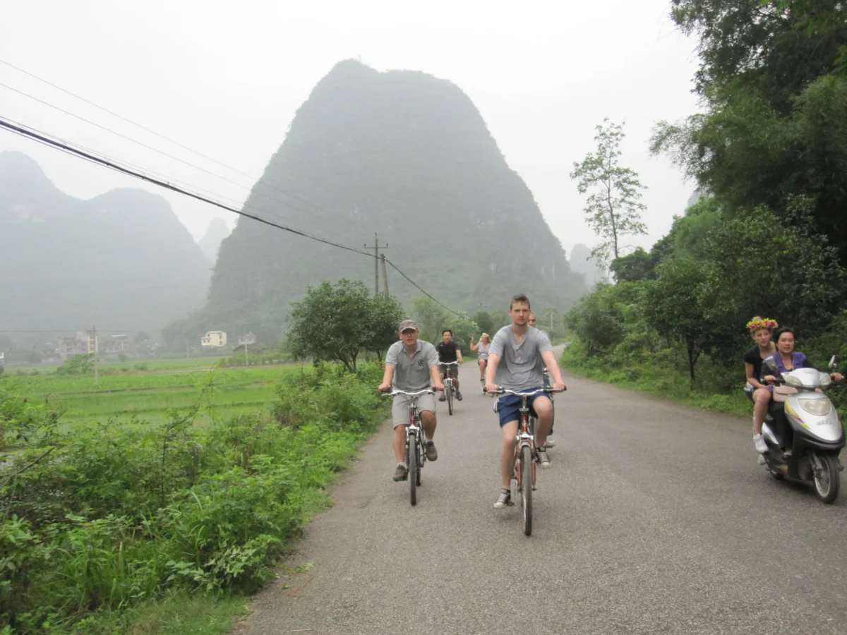 Cyklisti medzi vápencovými horami – Yangshuo, Čína