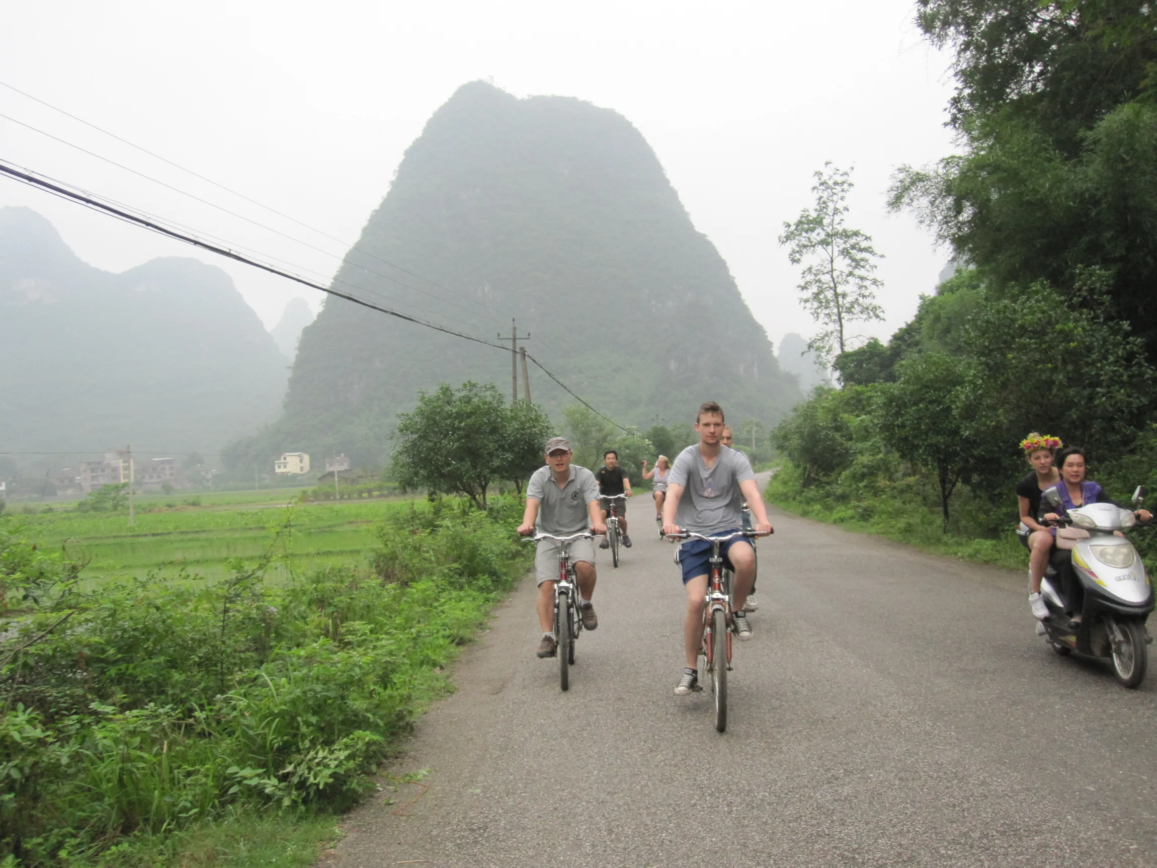 Cyklisti medzi vápencovými horami – Yangshuo, Čína