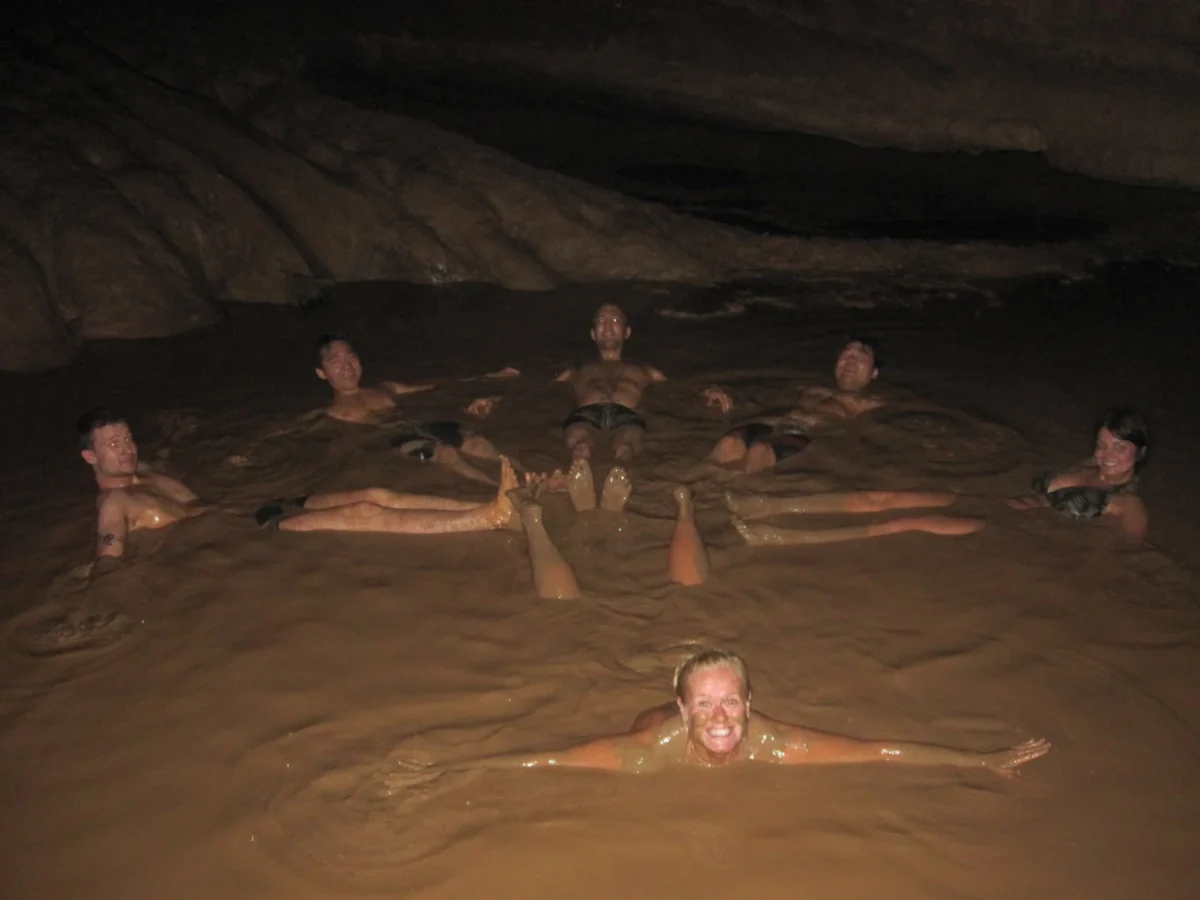 Kúpanie v jaskynných hot springs – Yangshuo, Čína