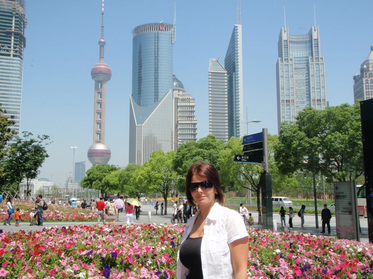 Erika na promenáde pri rieke – Šanghaj, Čína