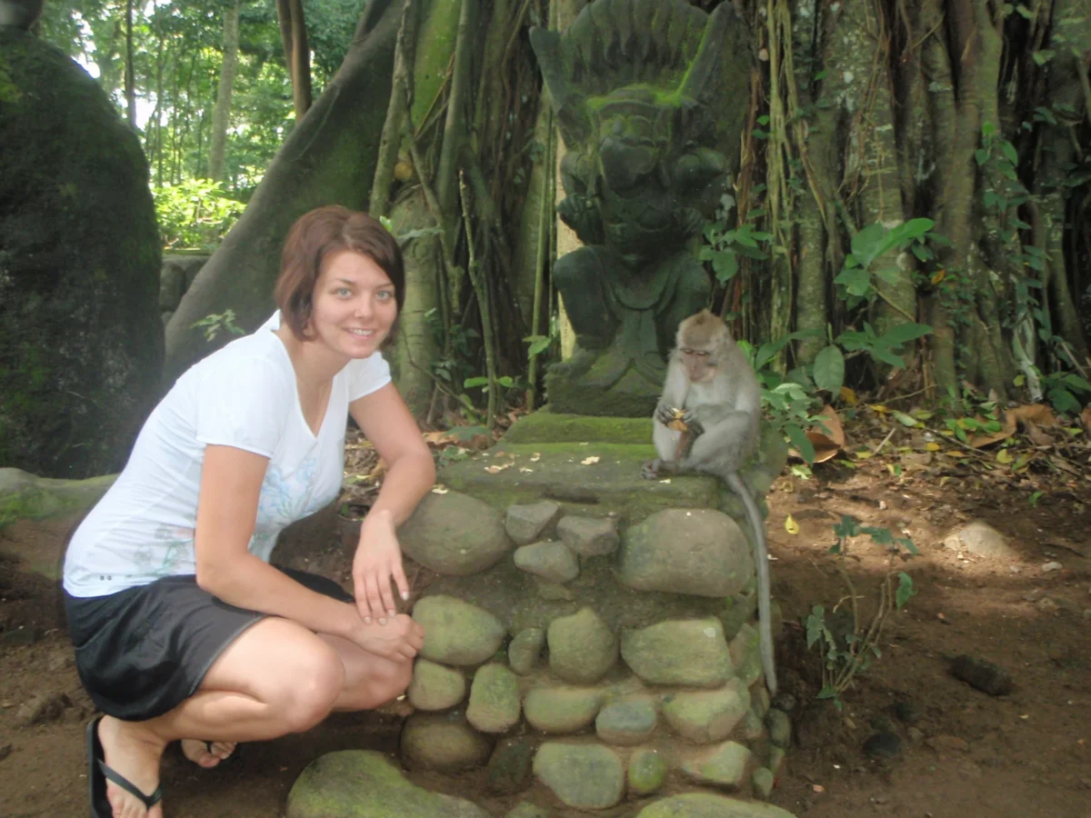 Erika s opicou v Monkey Forest – Ubud, Bali