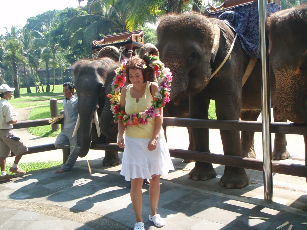 Erika so slonmi a kvetinovým vencom – Taro, Bali