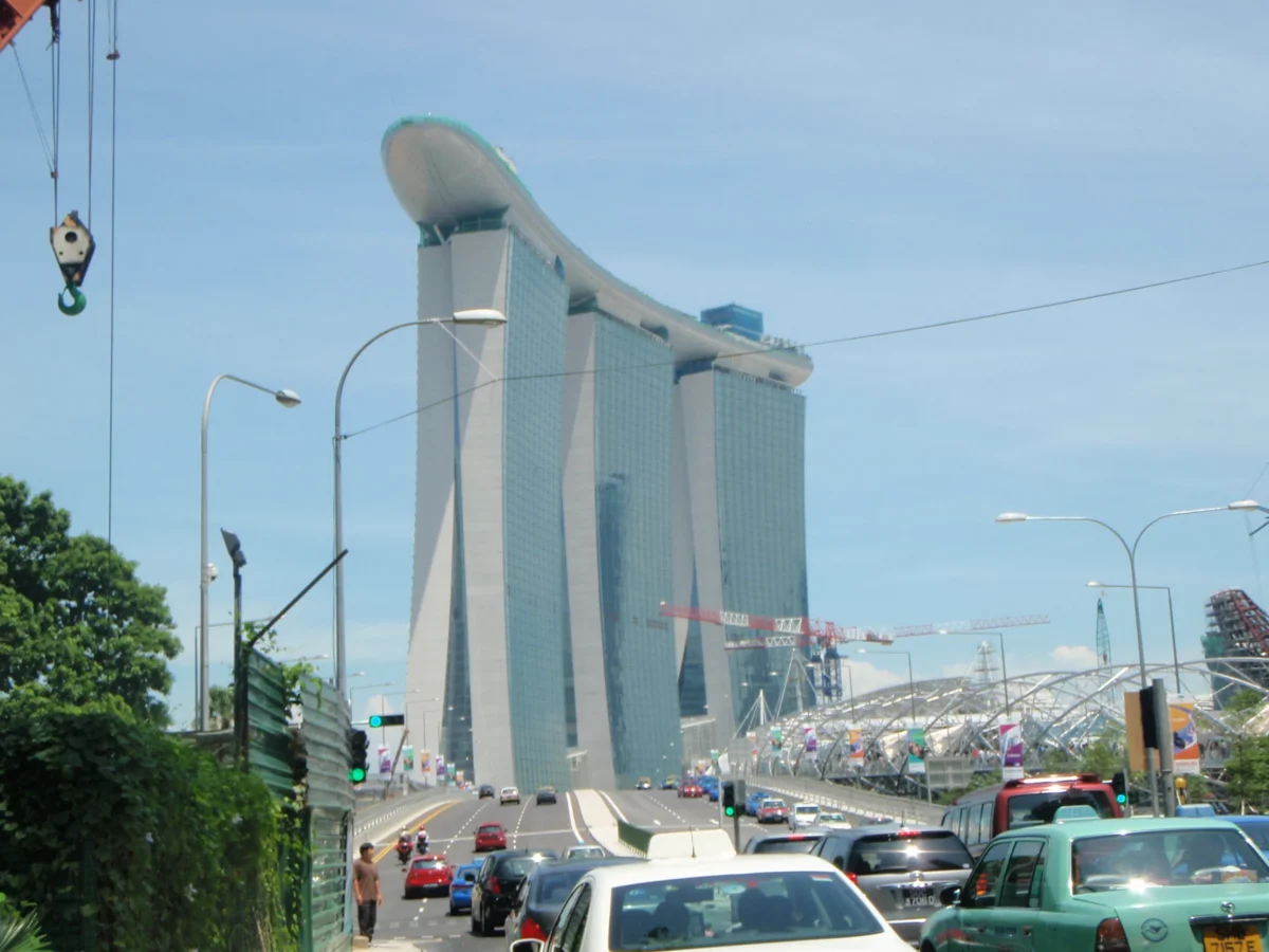 Pohľad na Marina Bay Sands z cesty – Singapur