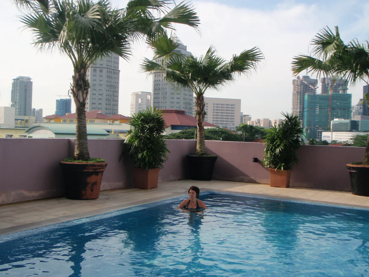 Erika v hotelovom bazéne – Singapur