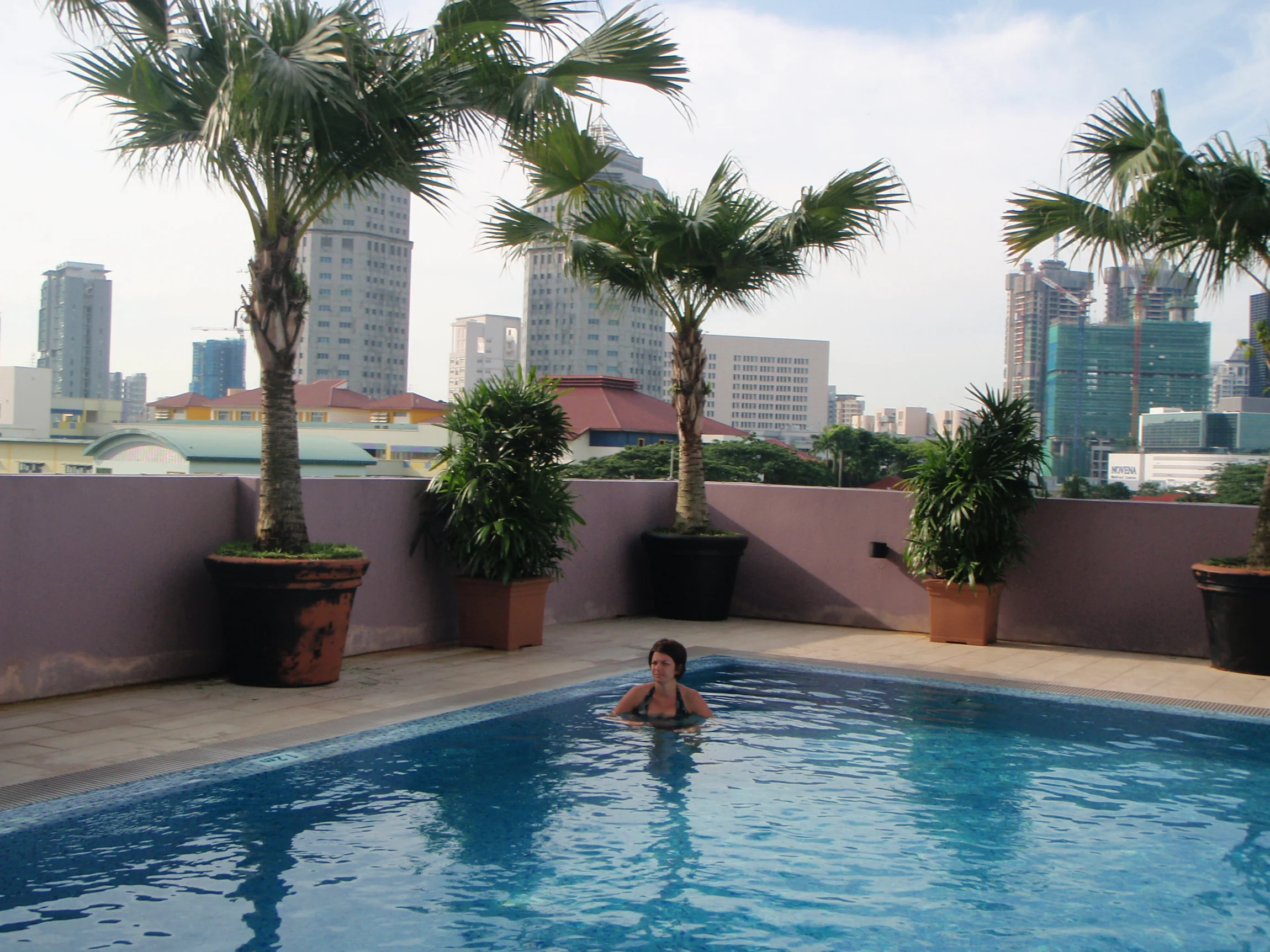 Erika v hotelovom bazéne – Singapur