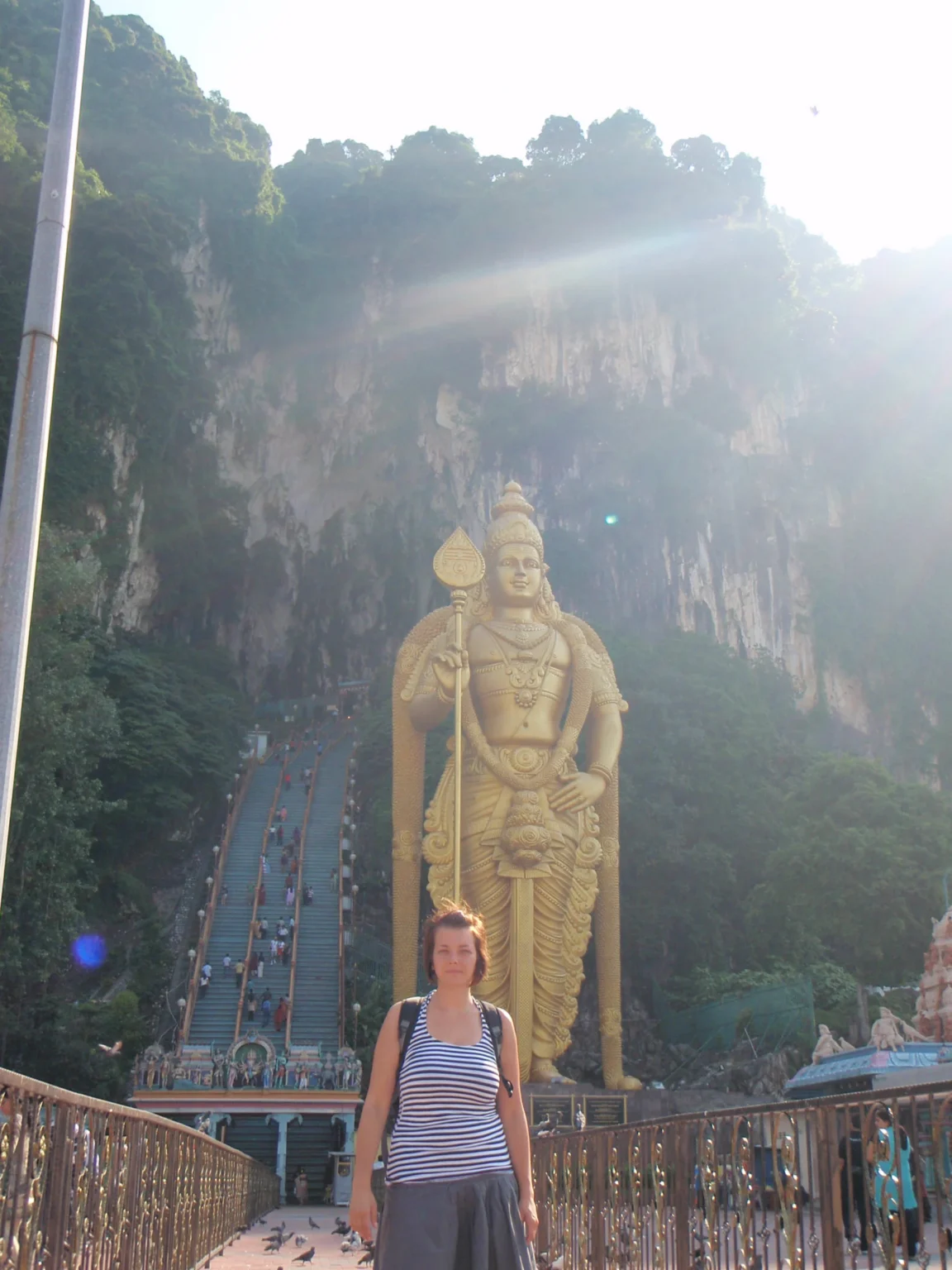 Zlatá socha boha Murugana a schody do jaskýň – Batu Caves
